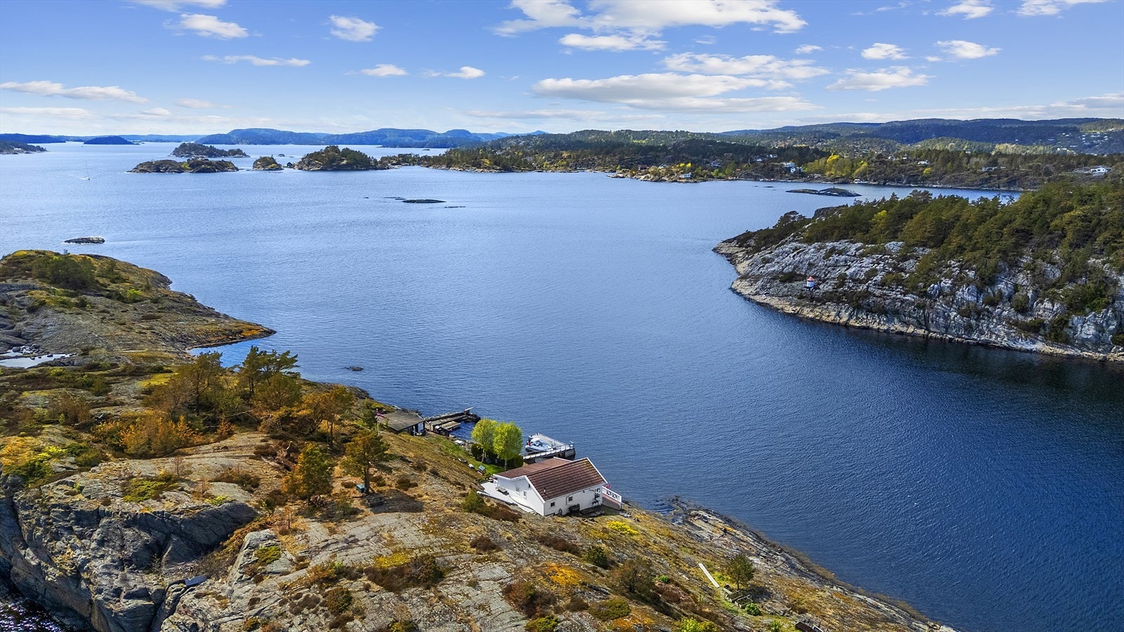 Fra eiendommen er det kort vei med båt til populære badeplasser som Ivarsand og Sjøterrassen. Galleribilde