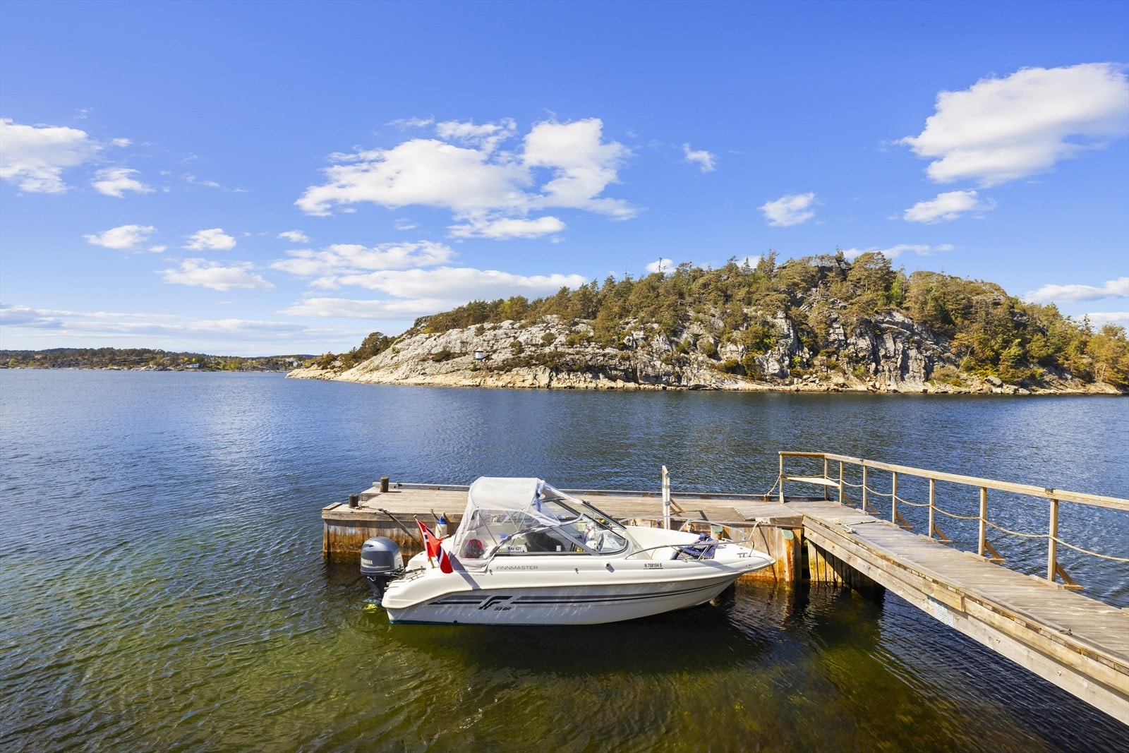 Egen brygge med plass til båt, klar for turer i skjærgården. Galleribilde