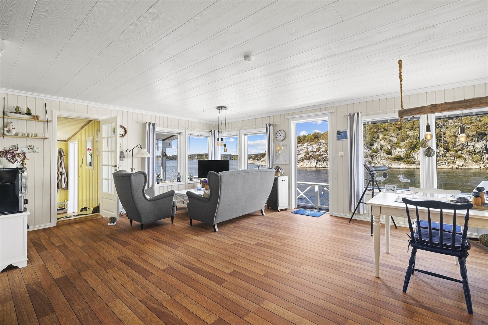 Fra stuen er det enkel adkomst til hyttas to soverom og bad. Galleribilde