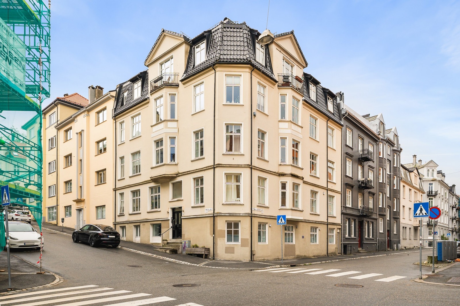 Leiligheten ligger fint til i ett av Bergens fineste nabolag med lekker arkitektur. Galleribilde