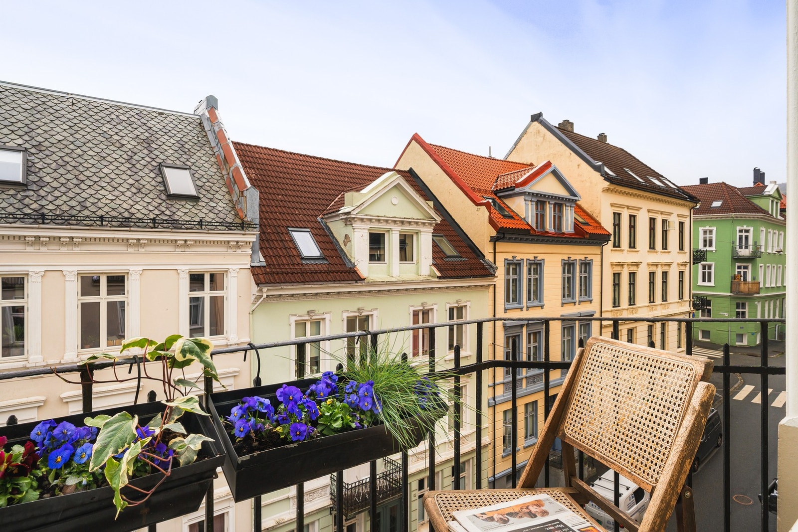 Leiligheten ligger attraktivt til i et veletablert område i Bergen, og byr på en gjennomgående god planløsning med romslige oppholdsrom og fine lysforhold. Galleribilde