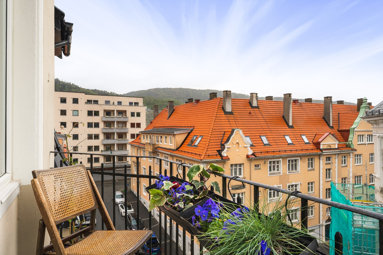 Fra spisestuen har du utgang til en hyggelg balkong. Galleribilde