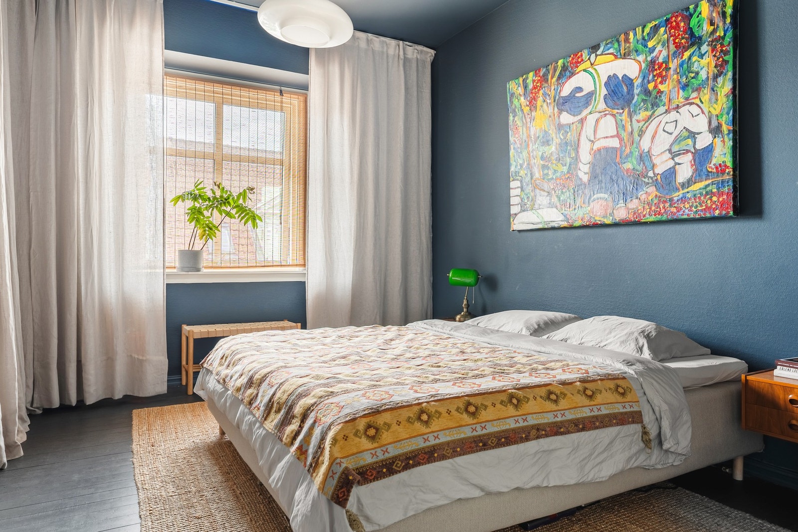 Hovedsoverommet måler ca. 14,7 kvm og er malt i en lun og behagelig farge. Galleribilde