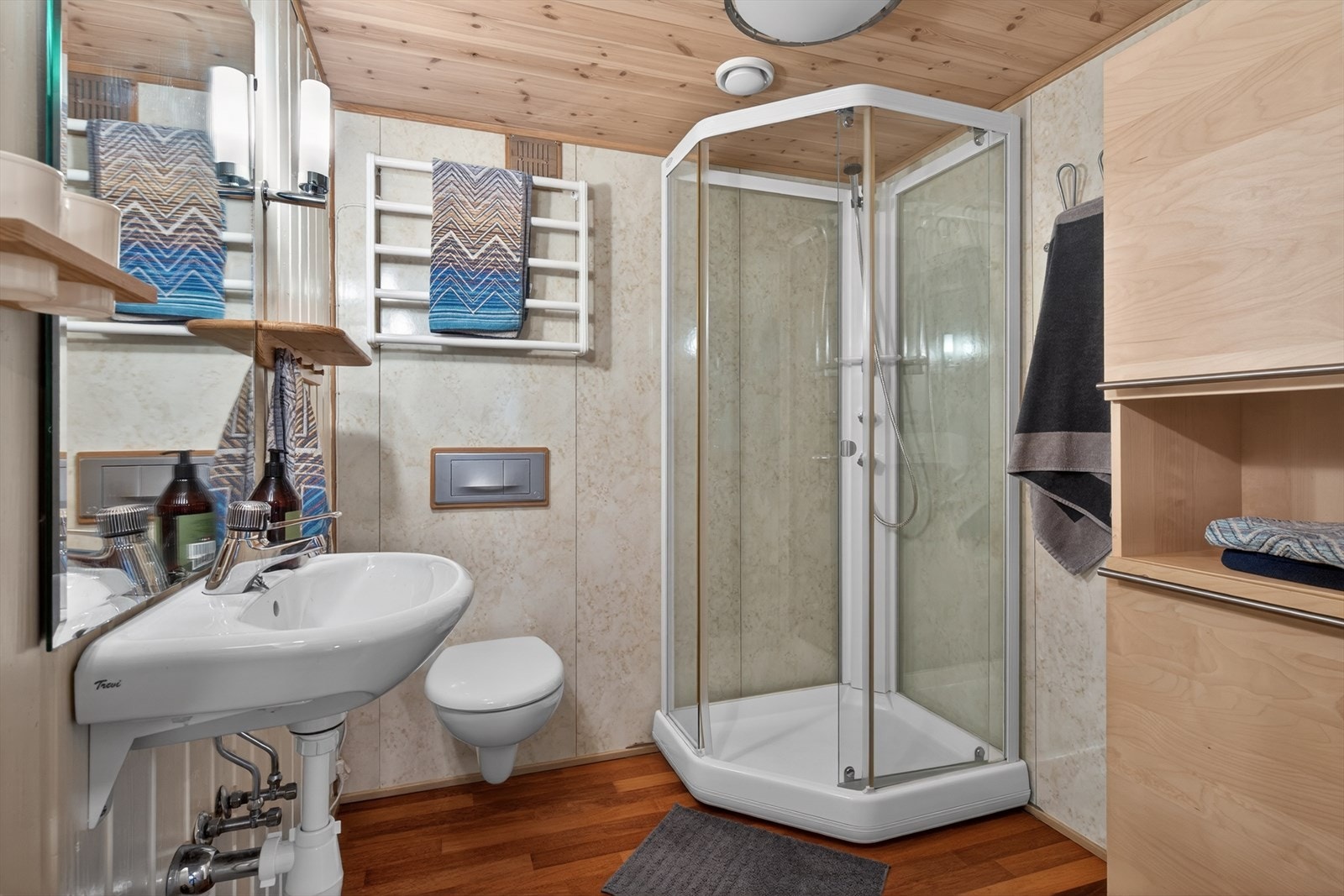 Badet i underetasjen er fra byggeåret, med parkett på gulv og baderomsplater på veggene. Galleribilde