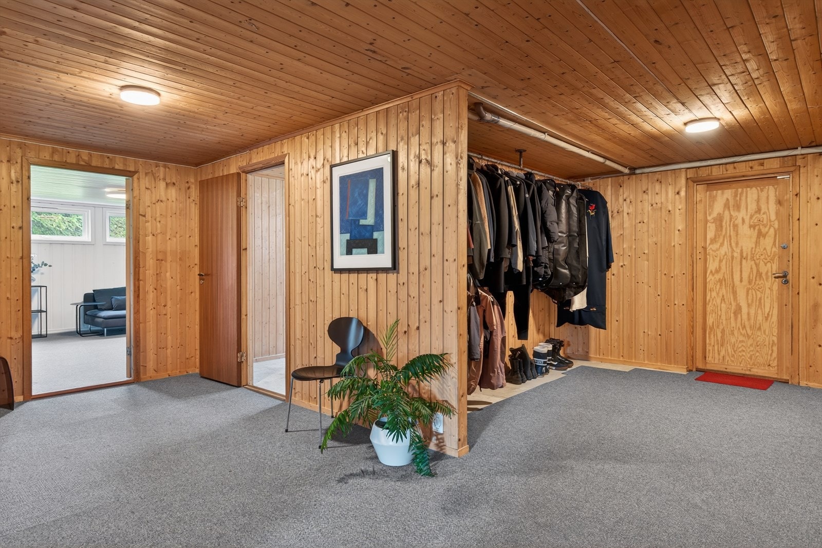 Underetasjen har en romslig gang med adkomst til kjellerstue, bad og boder. Galleribilde