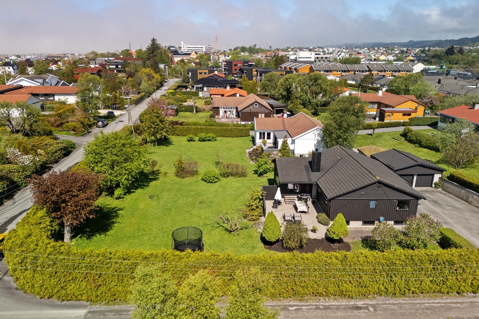 Eiendommen ligger sentralt plassert mellom Norheim, Raglamyr og Haugesund sentrum. Galleribilde