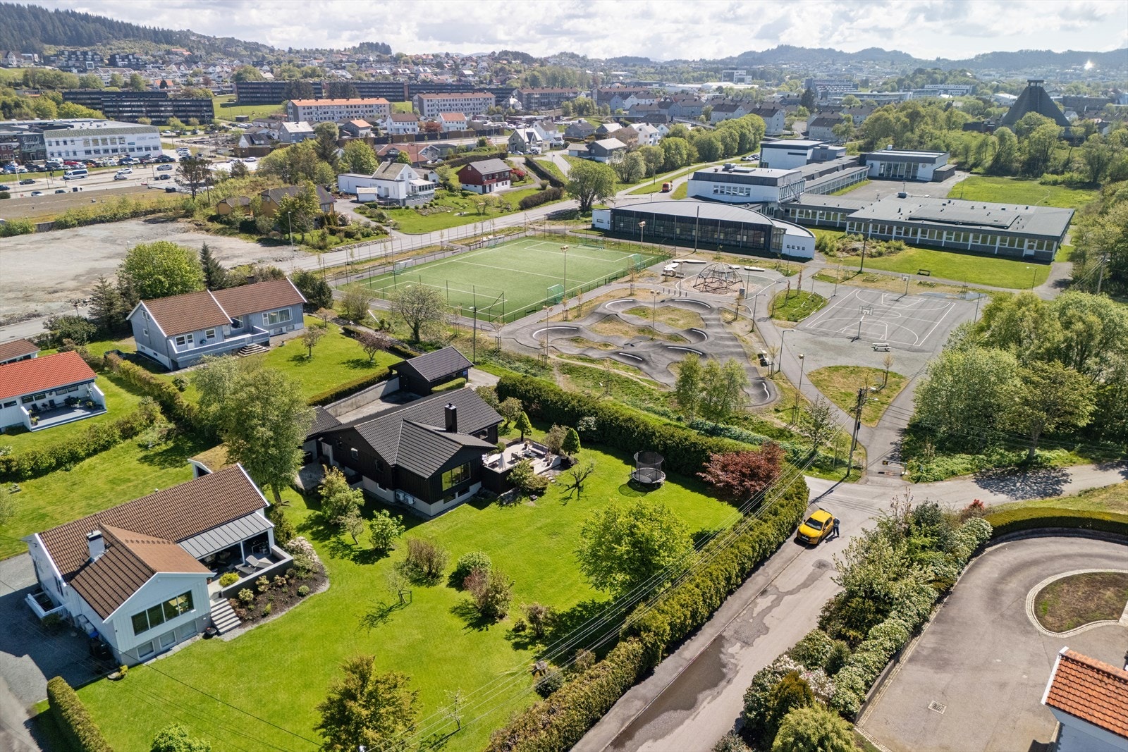 Kort avstand til flere barnehager, dagligvarebutikker, treningssenter og apotek. Galleribilde