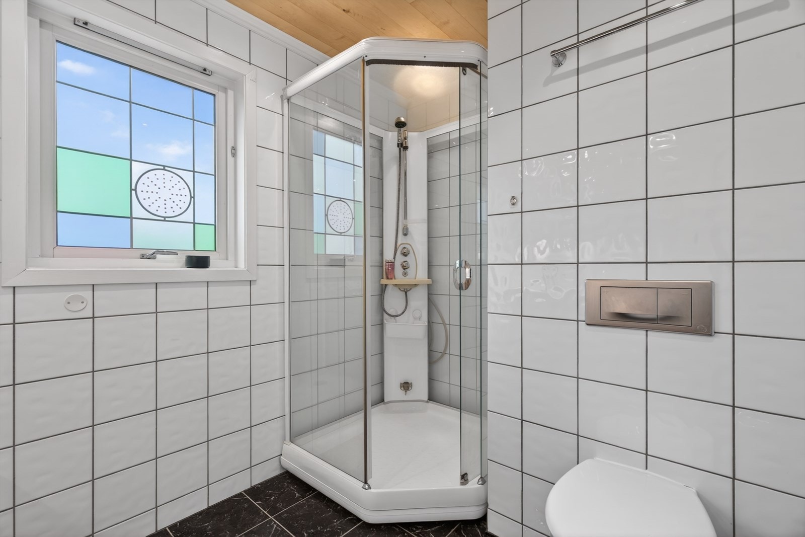 Badet har dusjkabinett og mekanisk avtrekk. Galleribilde