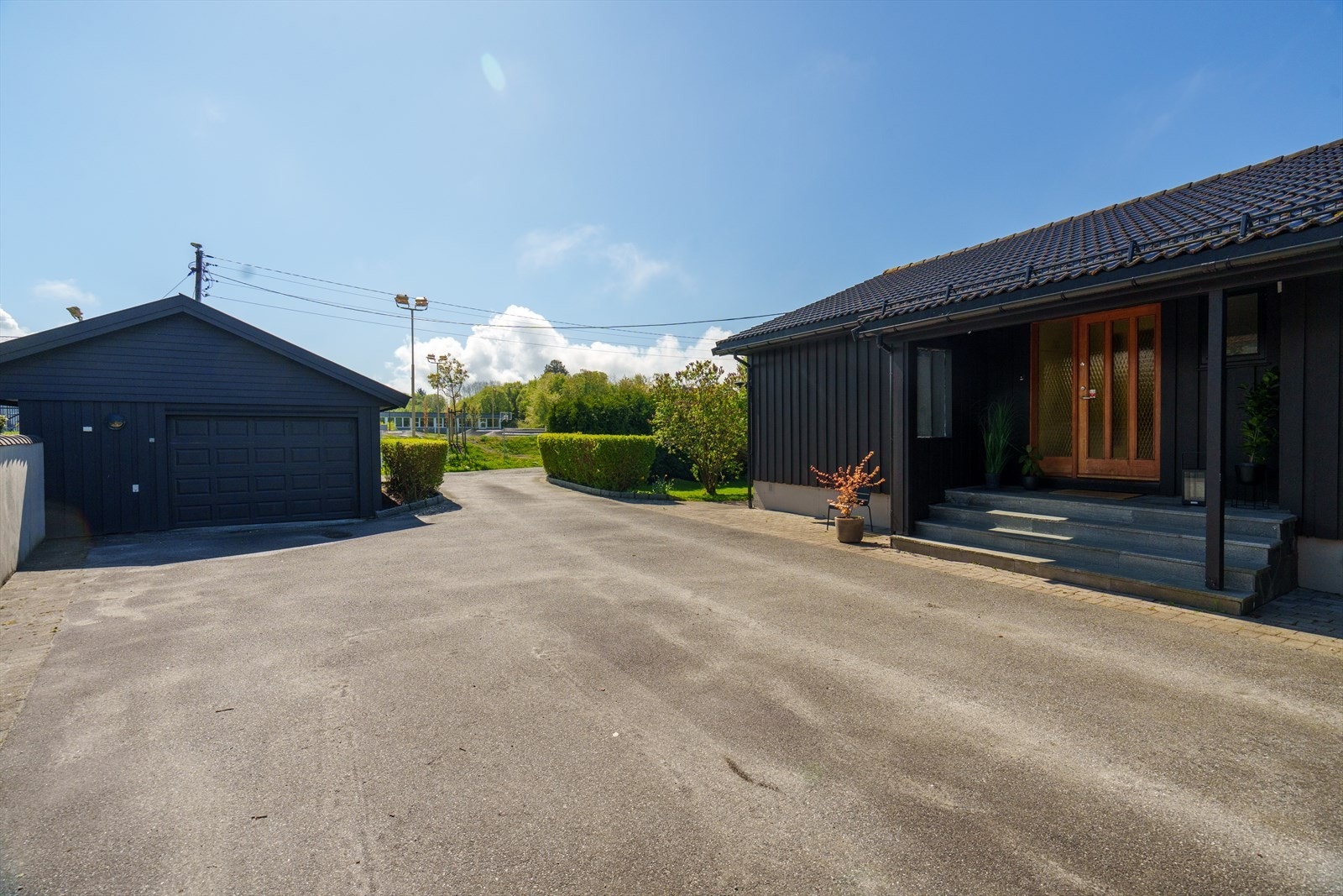 Asfaltert gårdsrom med god plass til parkering. Galleribilde