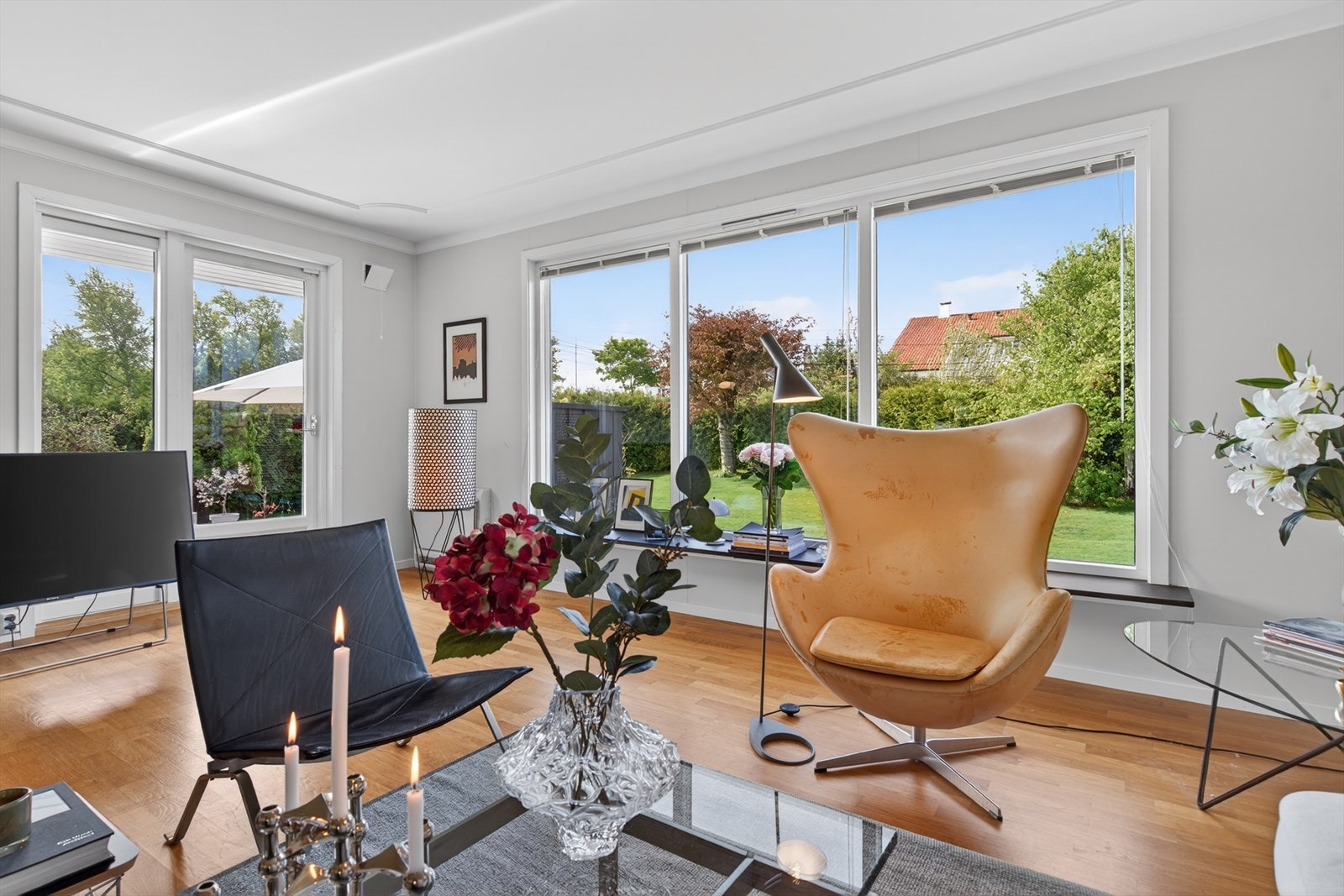 Fra stuen er det direkte utgang til den store treterrassen og hagen. Galleribilde