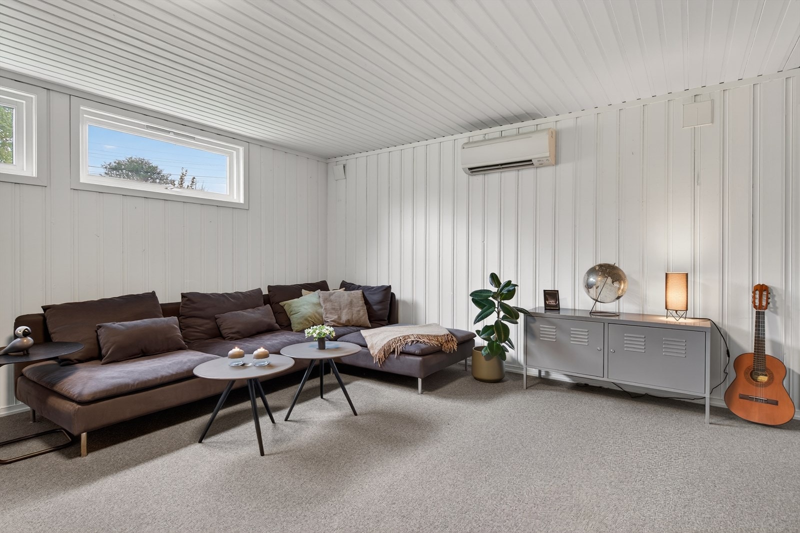 Kjellerstuen er en perfekt ekstra stue for familien, med panel på veggene. Galleribilde