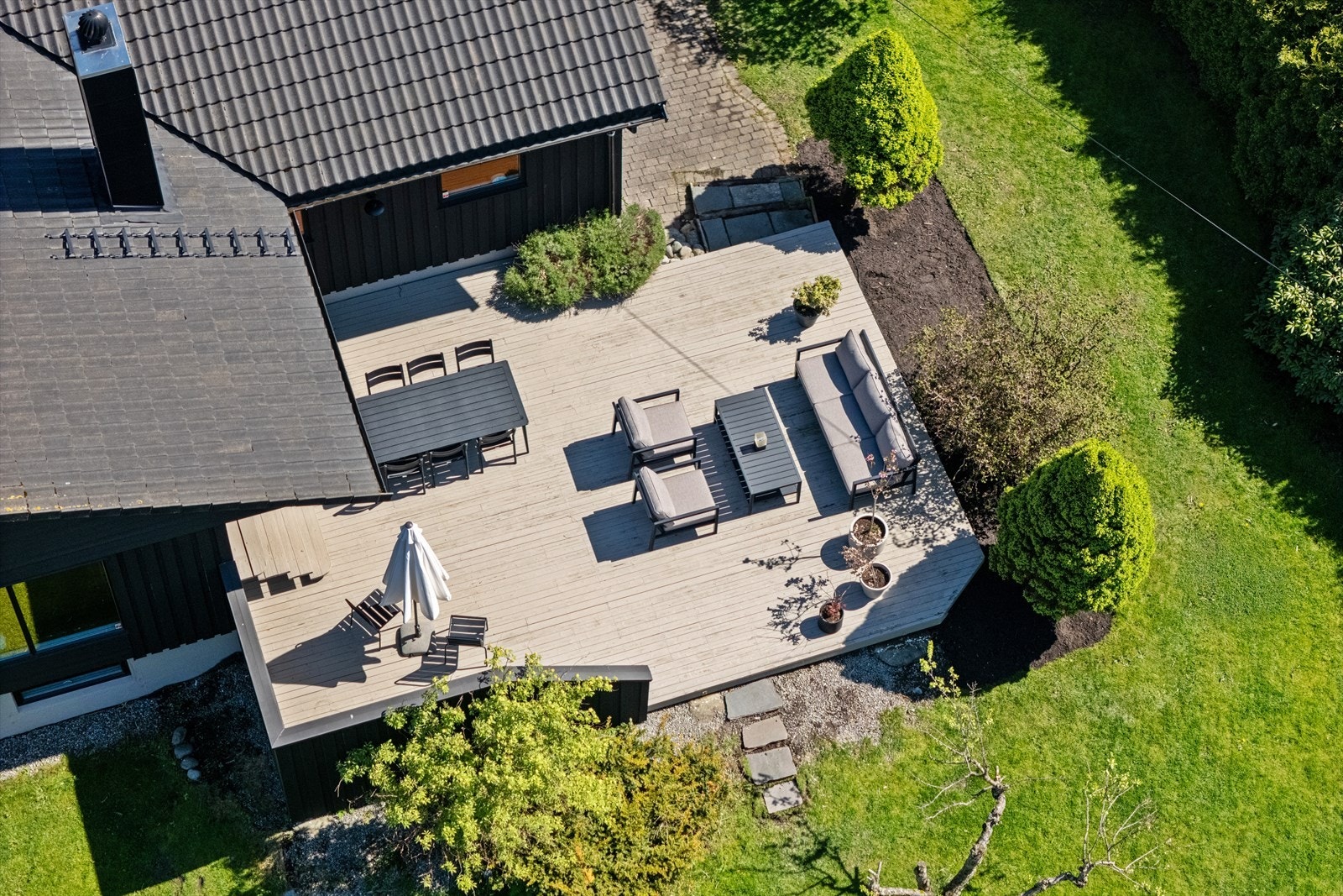 Terrassen på 55 m² gir rikelig med plass for utemøbler og sosiale sammenkomster. Galleribilde
