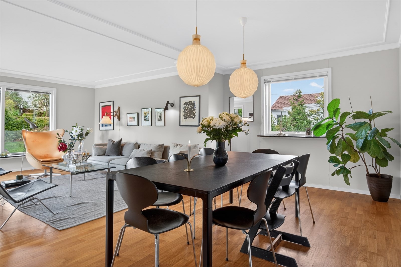 Stuen har god plass til både sofagruppe og spisebord. Galleribilde