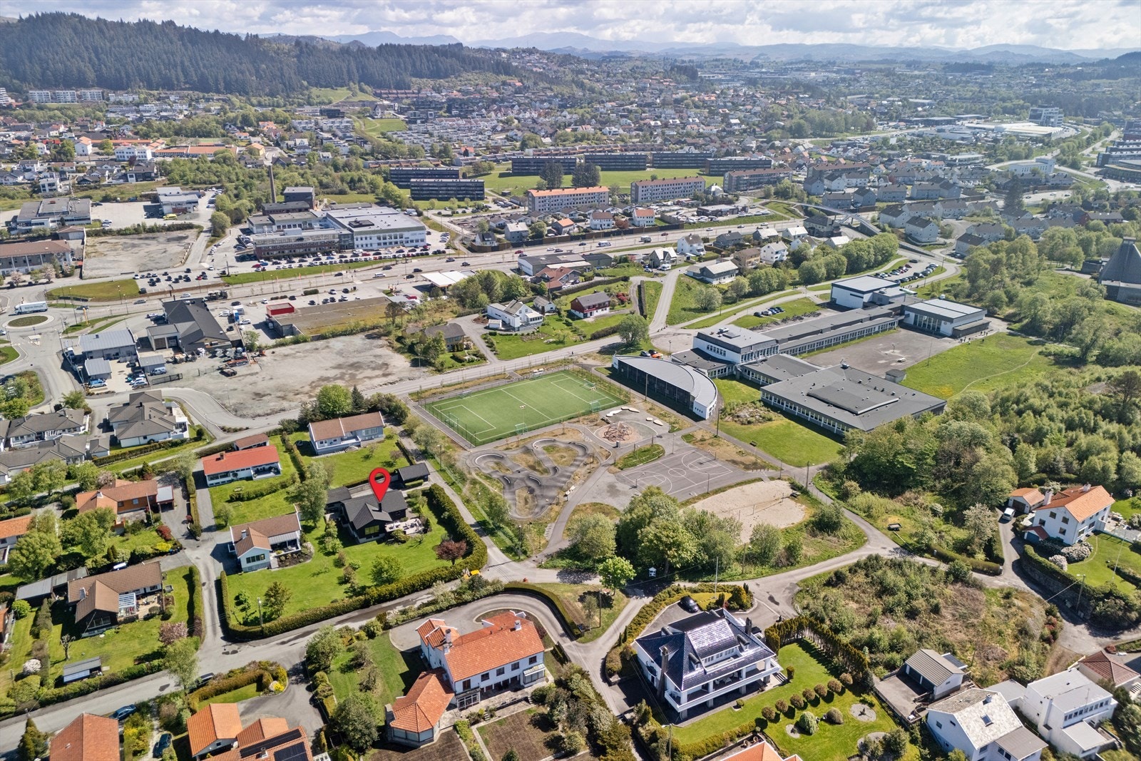 Det er umiddelbar nærhet til Håvåsen skole (8-10 kl.) og trygg vei til Lillesund barneskole (1-7 kl.). Galleribilde