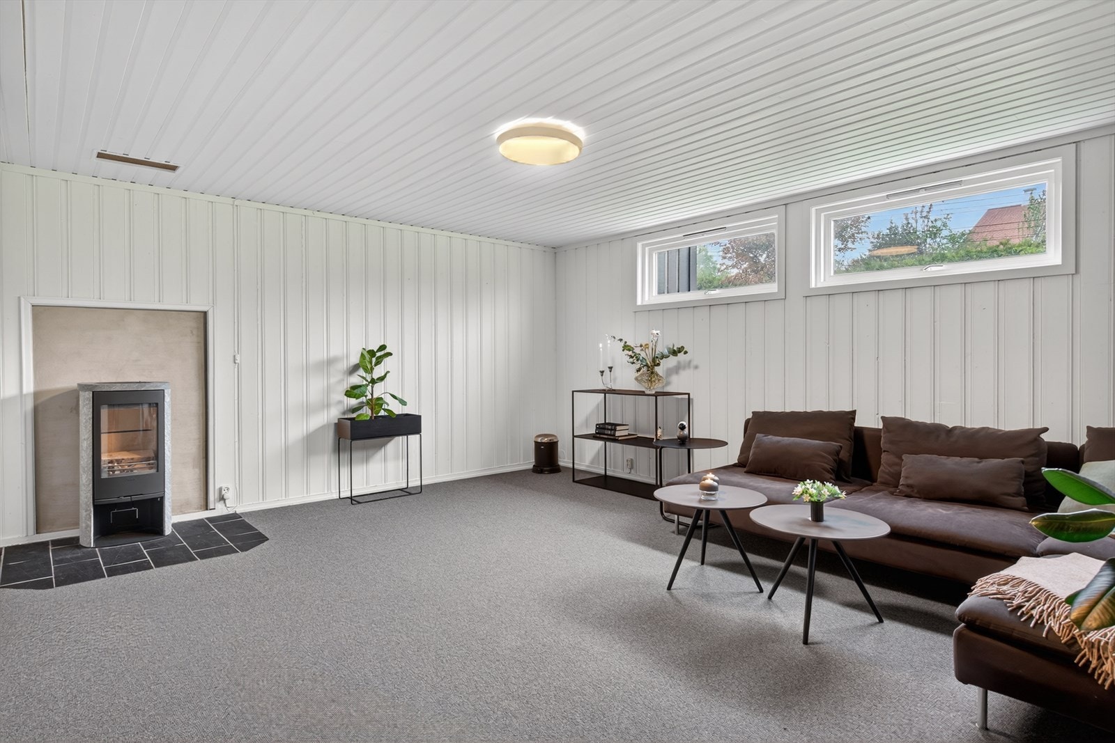 I kjellerstuen er det installert en vedovn som gir god varme. Galleribilde