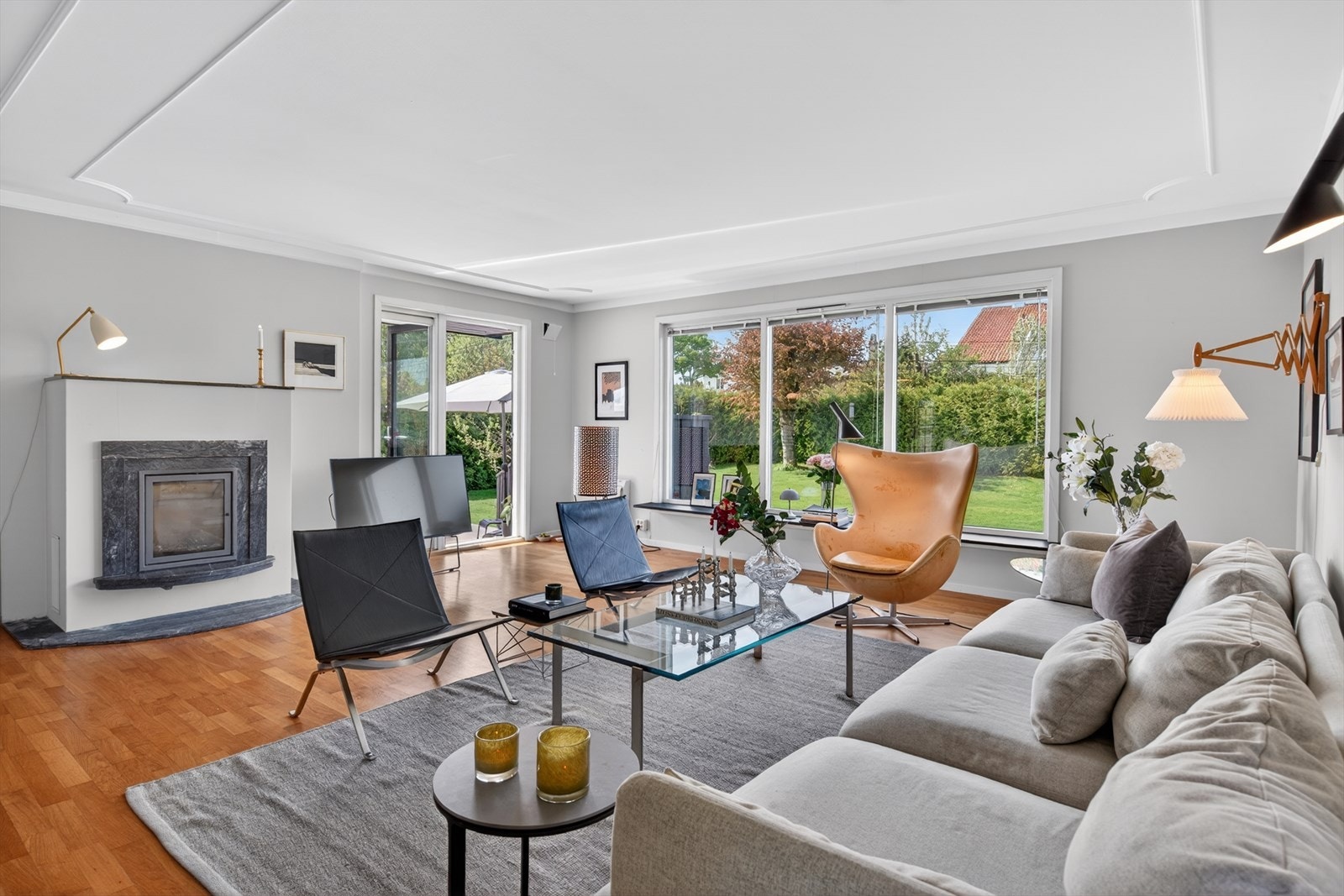 Peis med innsats i stuen gir ekstra varme og hygge. Herfra er det også utgang til terrassen. Galleribilde
