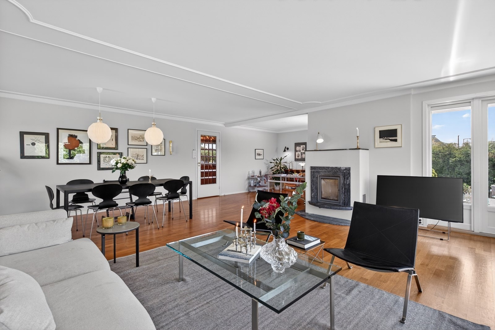 Stuen er et naturlig samlingspunkt i boligen, med god plass for hele familien. Galleribilde