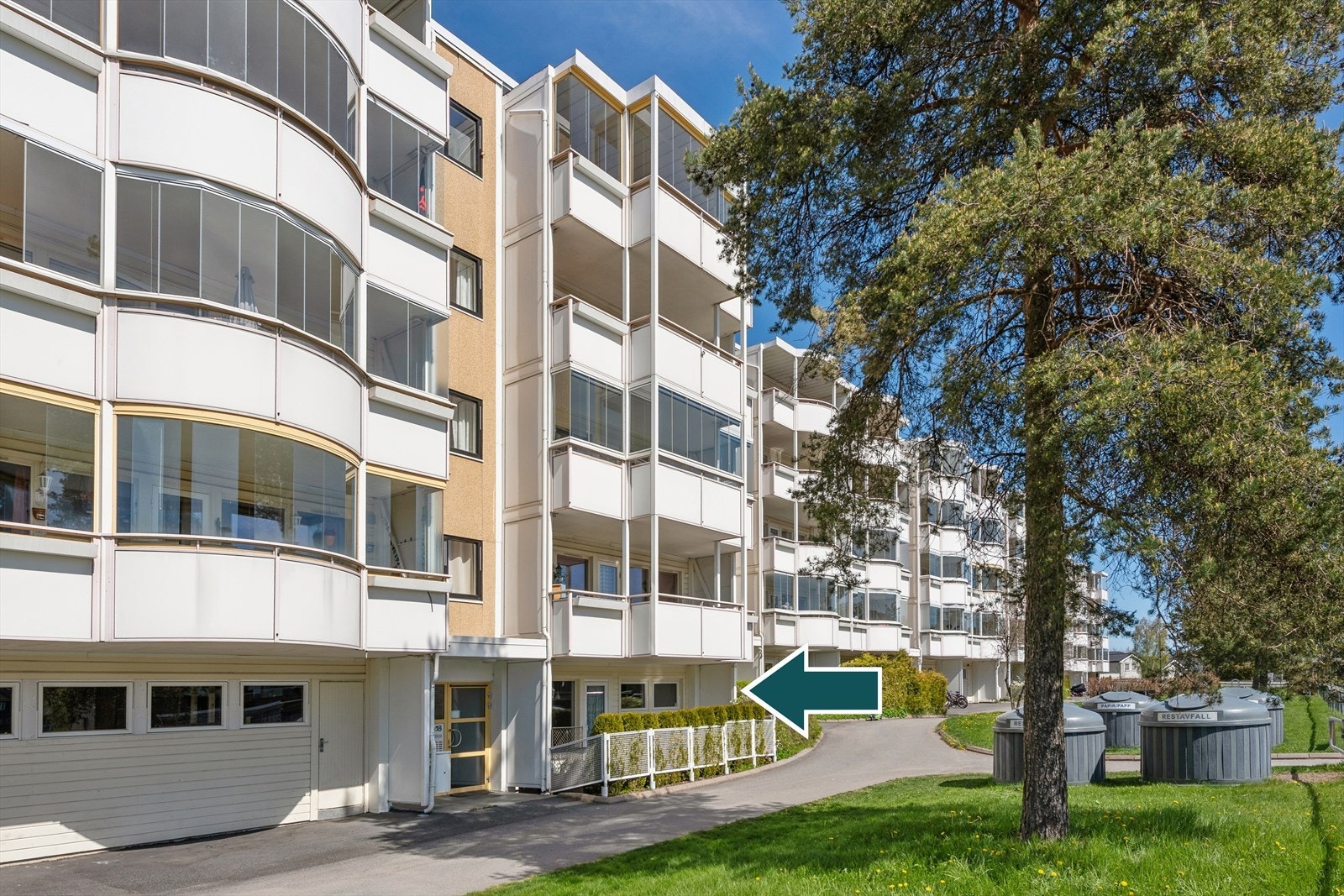 Leilighetens uteplass har stålgjerde og høy Thuja-hekk som skjermer mot gangveien. Galleribilde