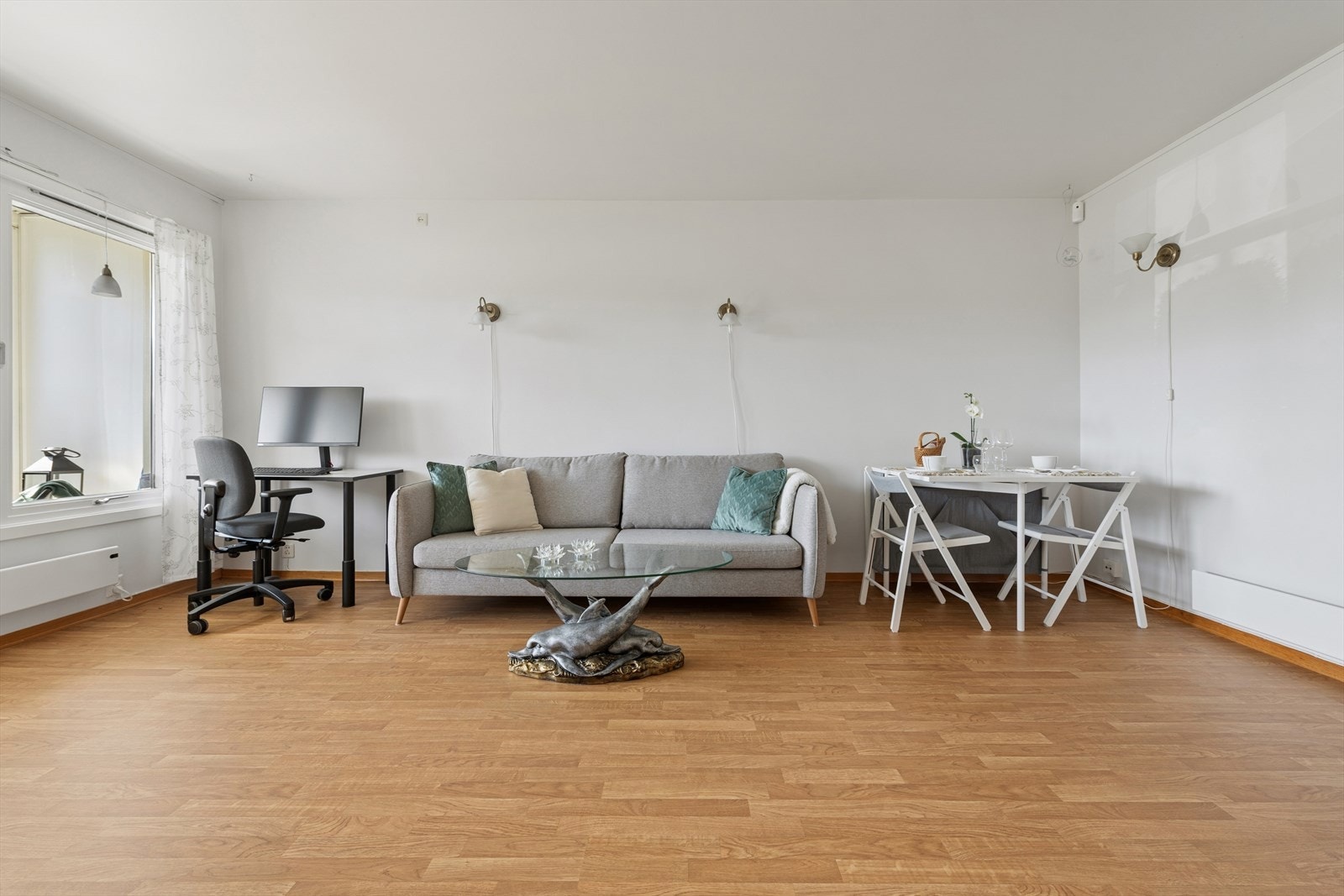 Det er plass til å møblere i flere soner med både spisestue og en god sofagruppe. Galleribilde