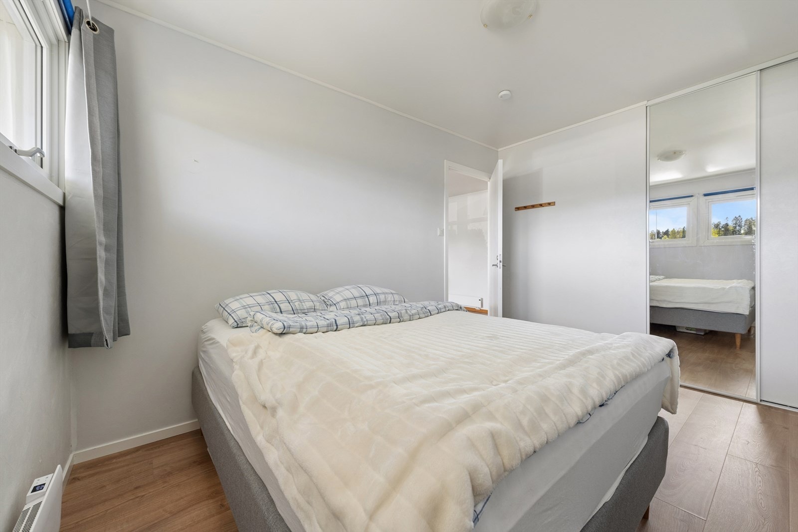Praktisk oppbevaringsplass i skyvedørsgarderobe. Galleribilde