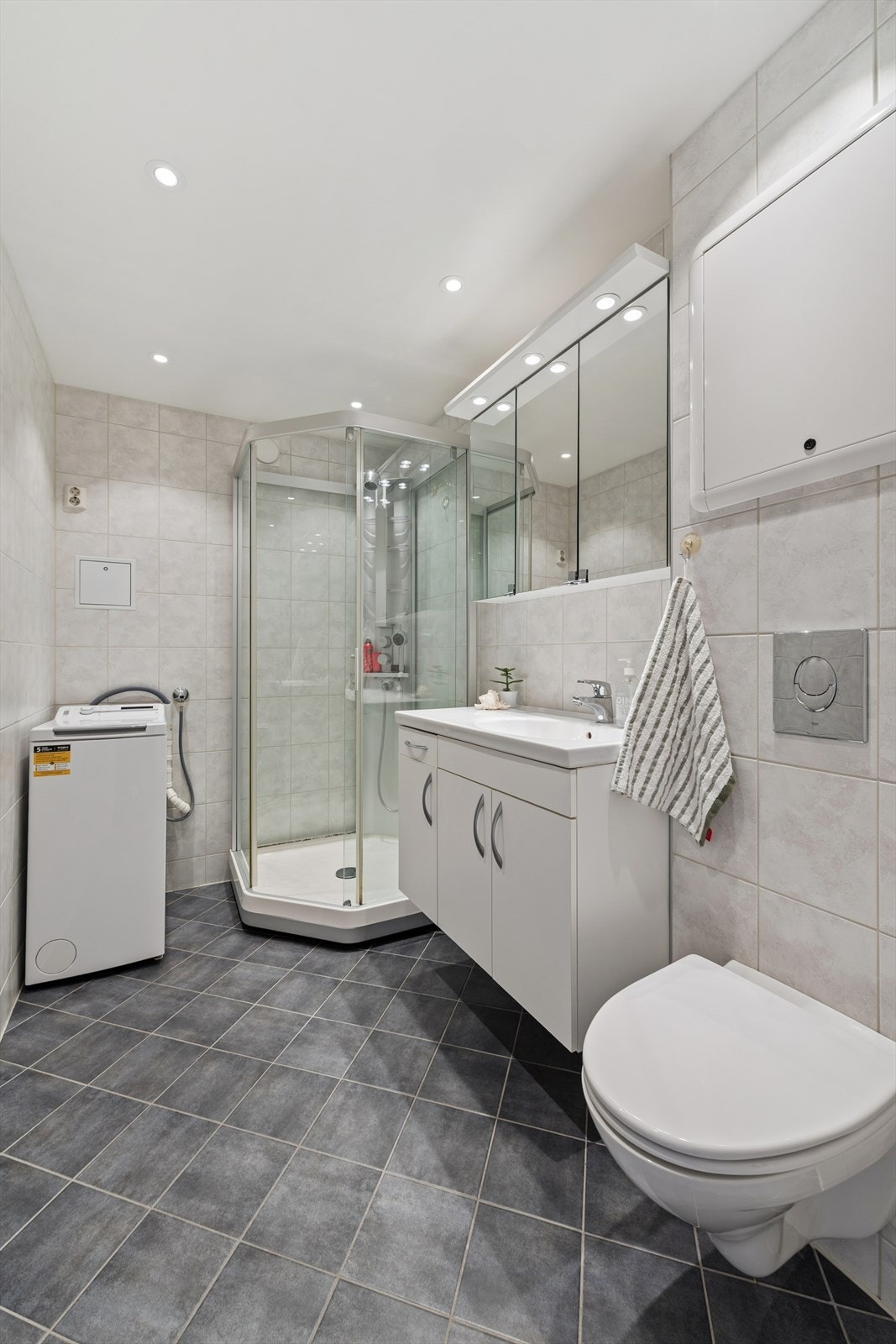 Badet ble oppusset av fagfolk i 2009. Downlights ble lagt i 2026. Galleribilde
