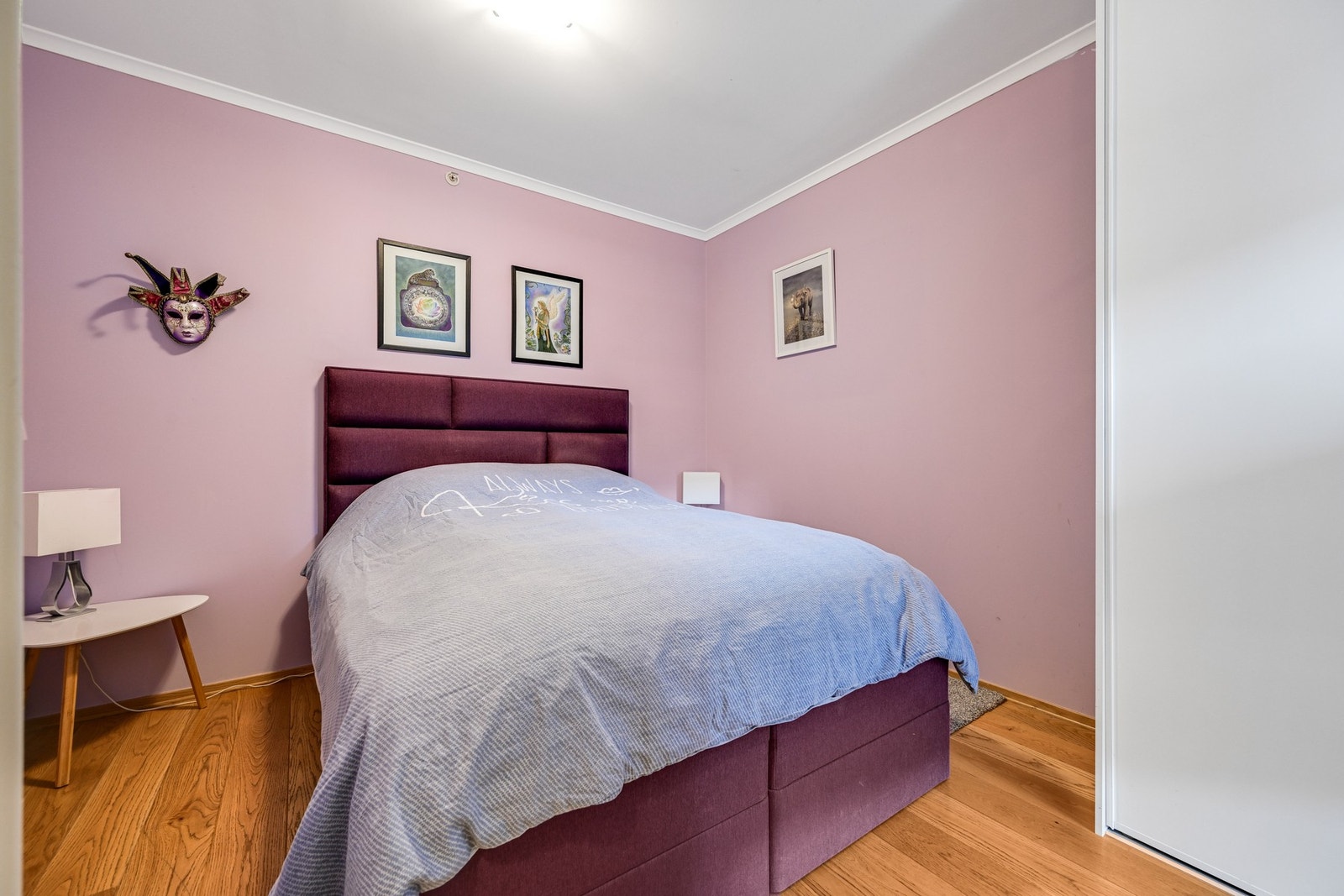 På dette soverommet er det skyvedørsgarderobe Galleribilde