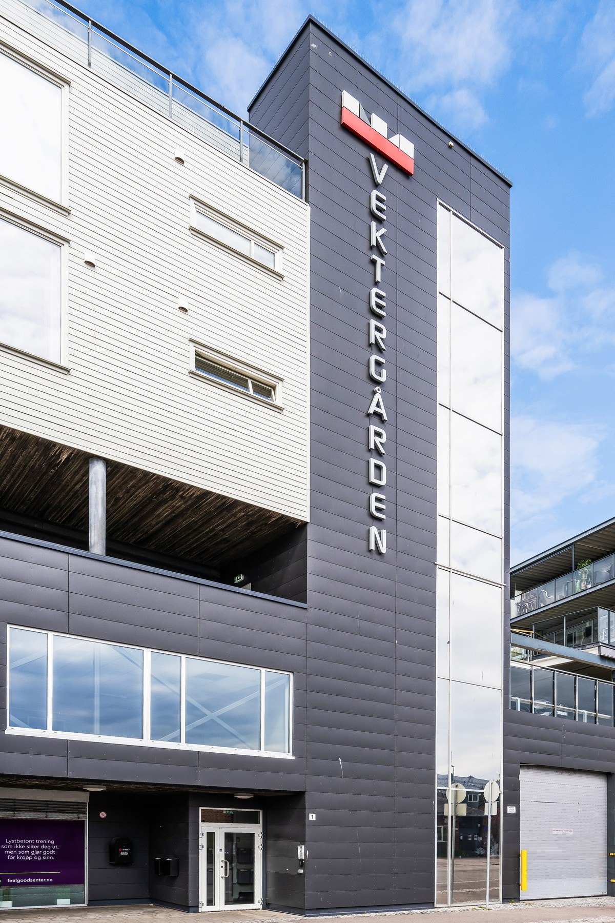 Leilighetens hovedinngang er fra Teatergata rett ved siden av Spar Galleribilde