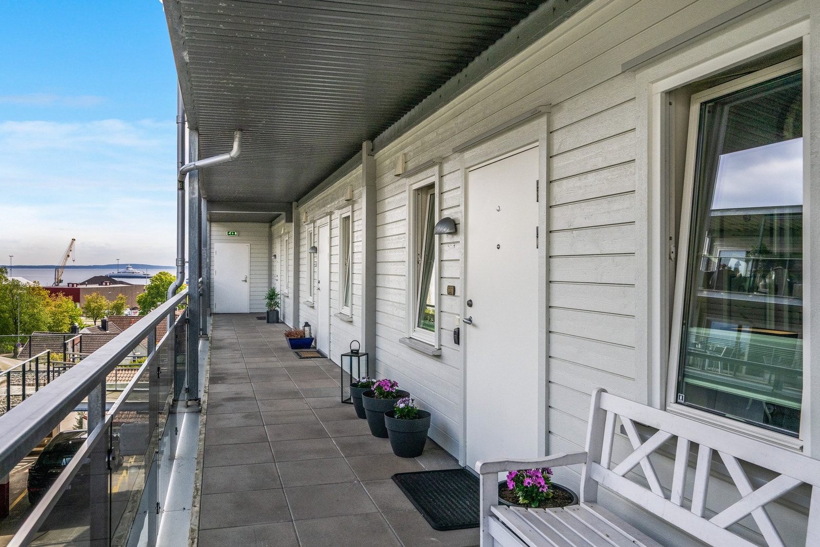Det er flere heiser i bygget og adkomst via utvendig balustrade Galleribilde