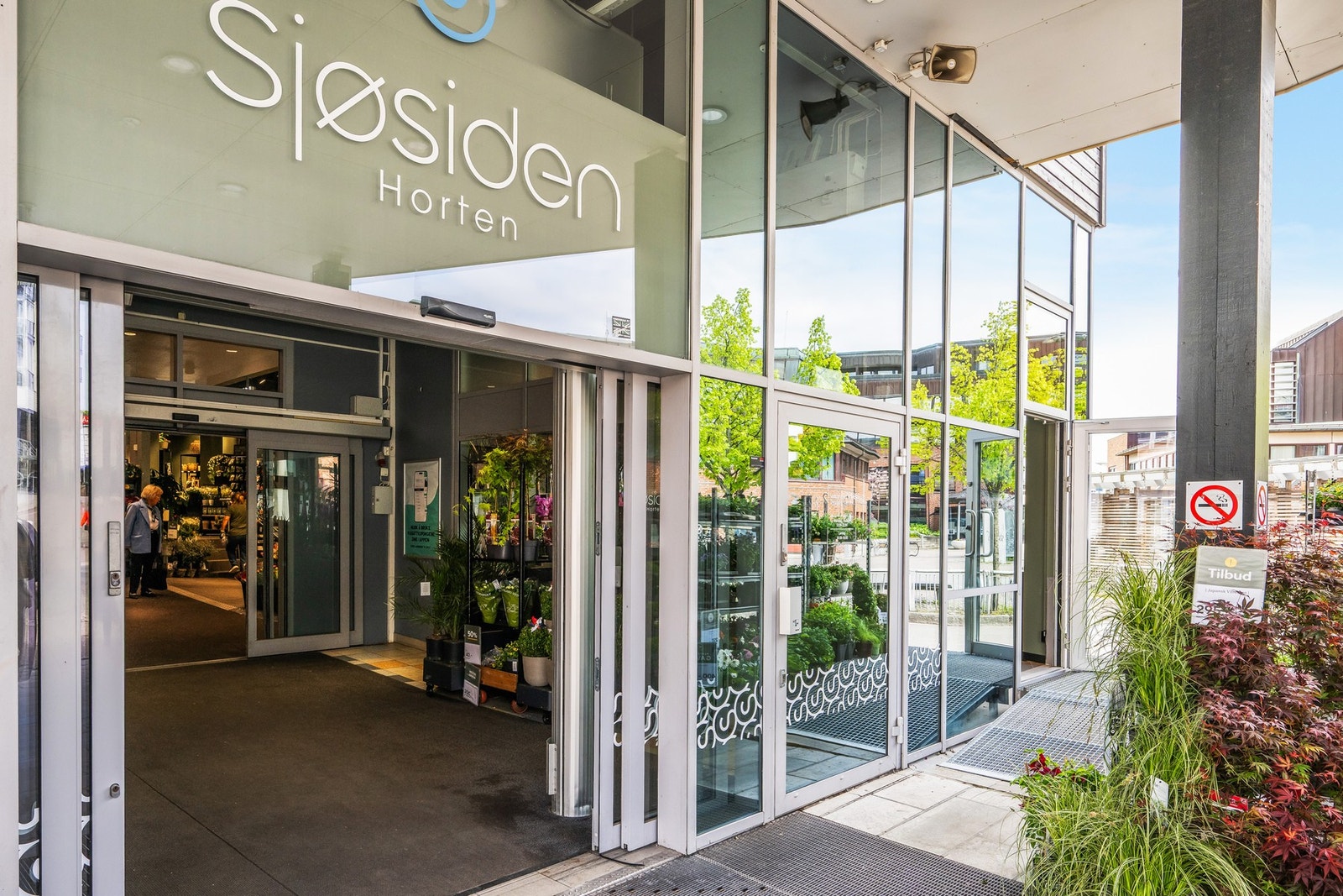Leiligheten ligger i Vektergården kjøpesenter og i nabobygget finner du Sjøsiden kjøpesenter Galleribilde