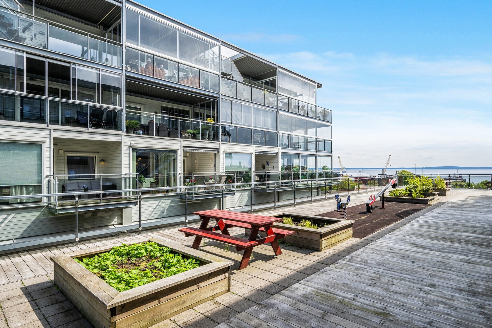 Her ser vi balkongen fra utsiden og kort vei til lekeplass for barn og barnebarn... Galleribilde