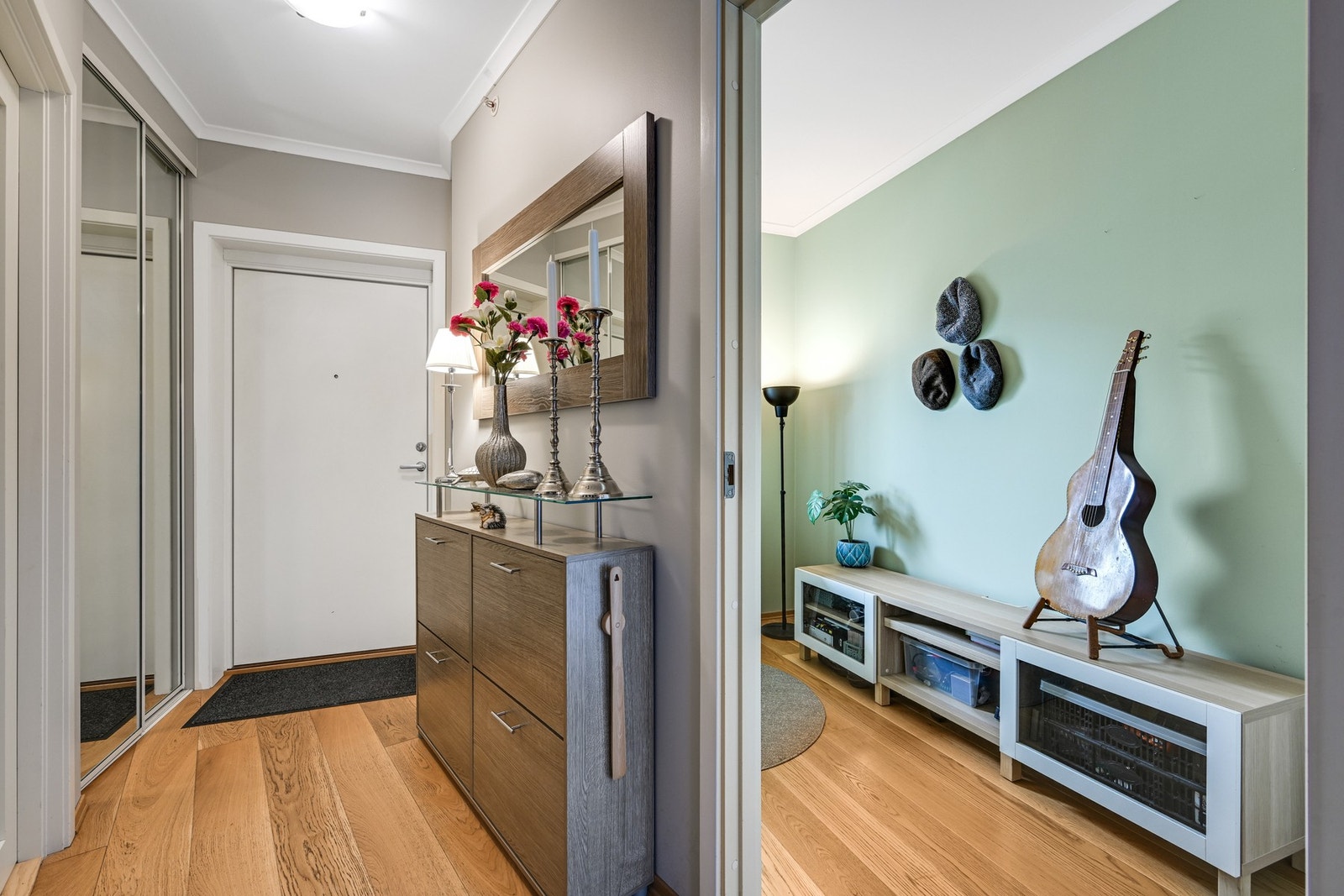 Her ser vi entreen med skyvedørsgarderobe og det ene av to soverom Galleribilde