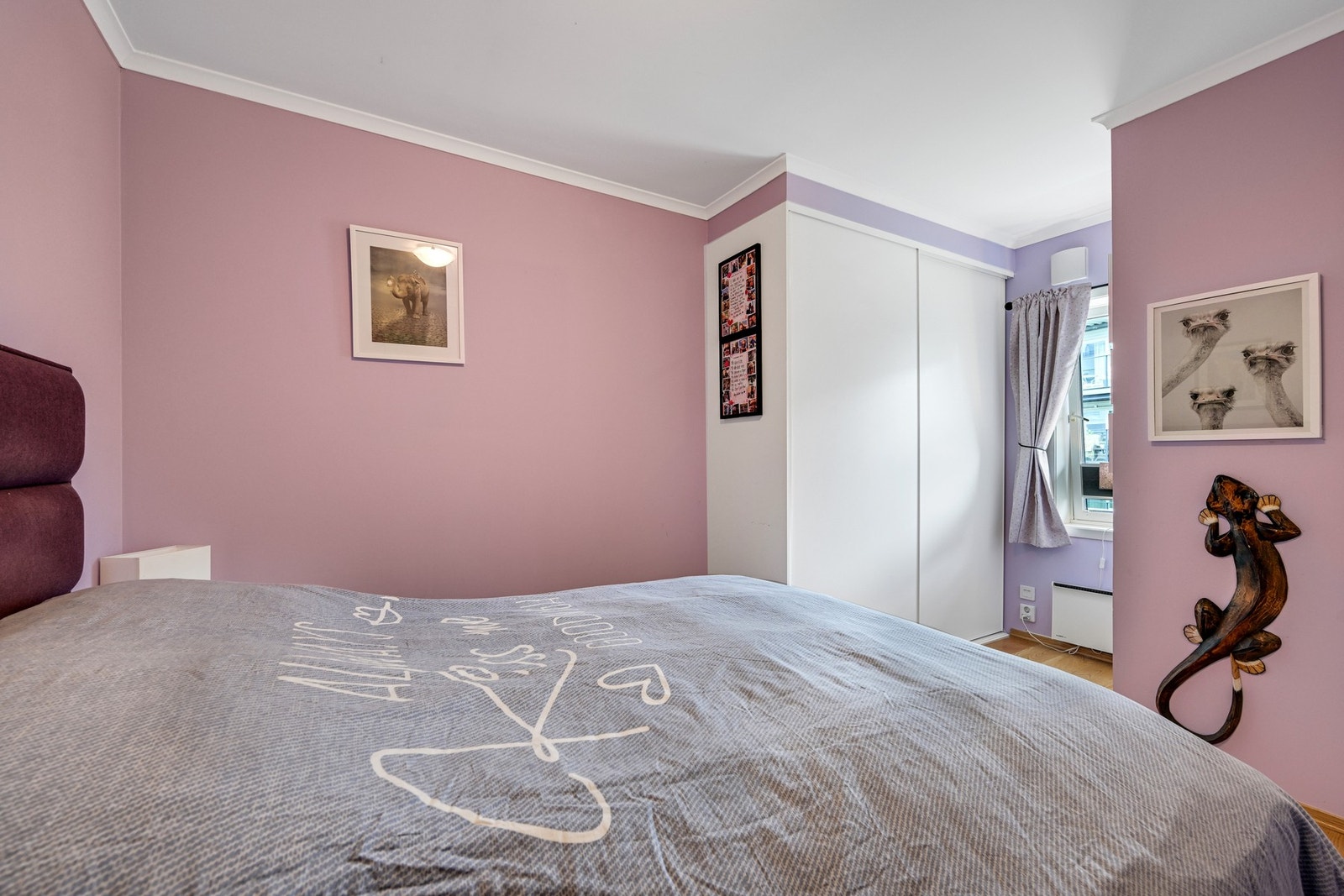 Leiligheten har to soverom - her ser vi hovedsoverommet Galleribilde