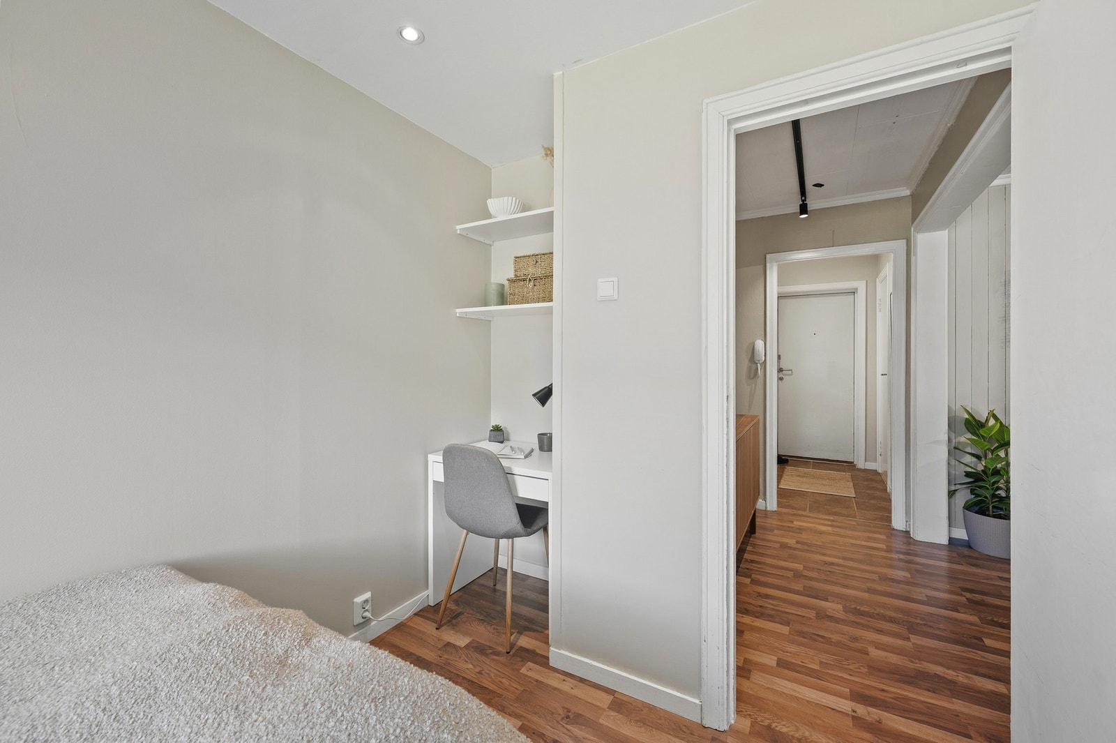 Her er god plass til ønsket soveromsmøblement. Galleribilde