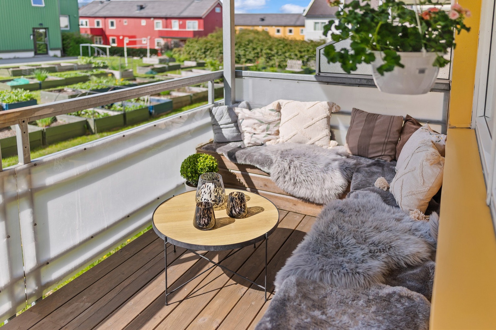 Terrassen er sør-/vestvendt og byr på fantastiske solforhold. Galleribilde