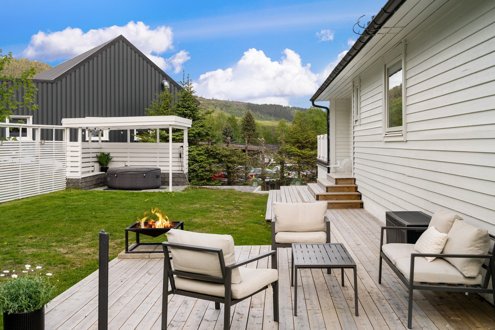 Nydelig uteområde med platting, plen, pergola og levegger. Galleribilde