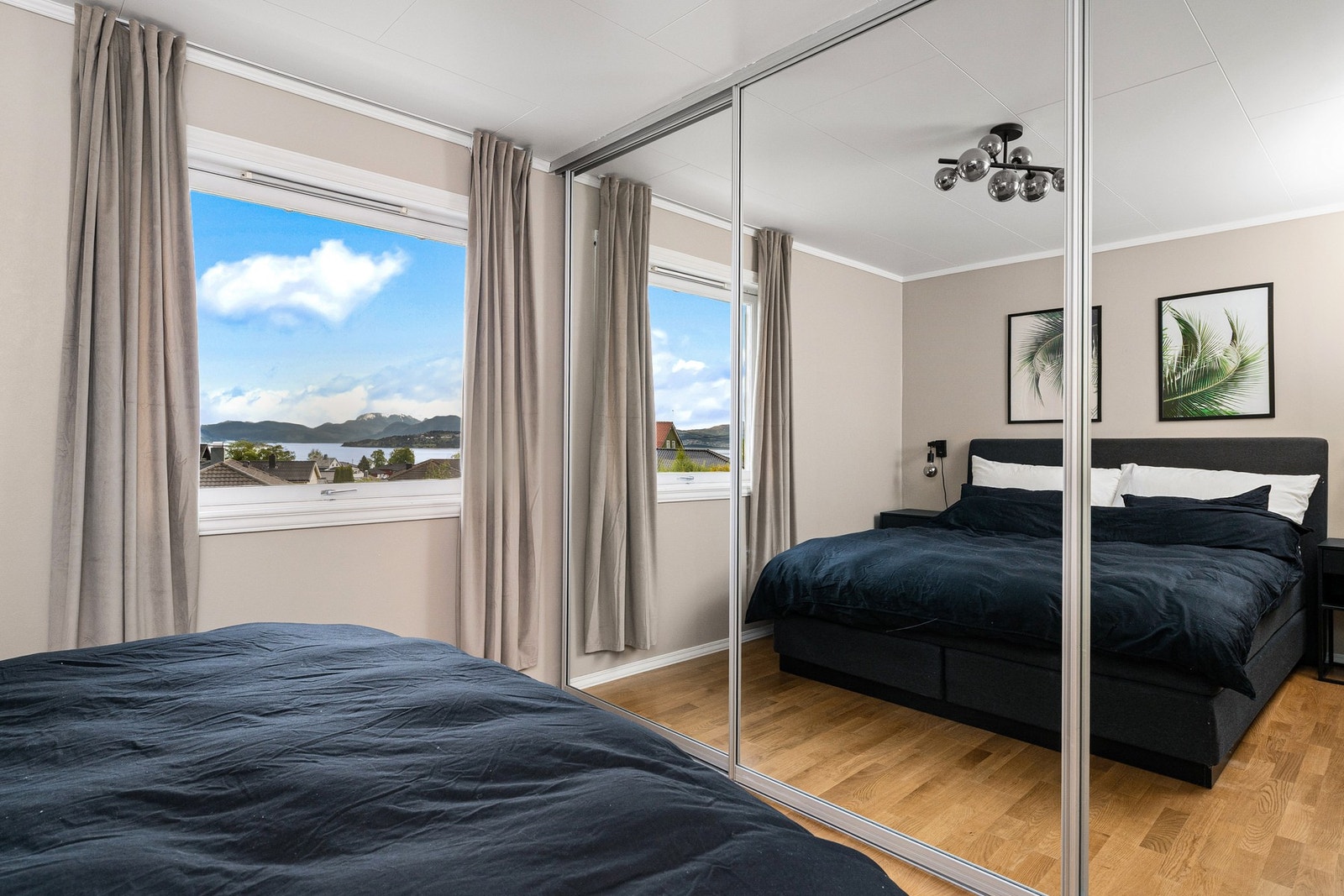 Hovedsoverommet har skyvedørsgarderobe. Boligen har 3 soverom i hovedetasjen. Galleribilde