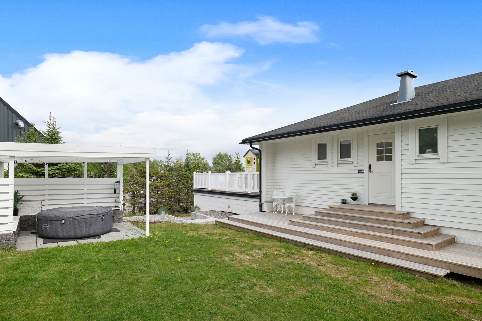 Pent opparbeidet uteplass med pergola Galleribilde