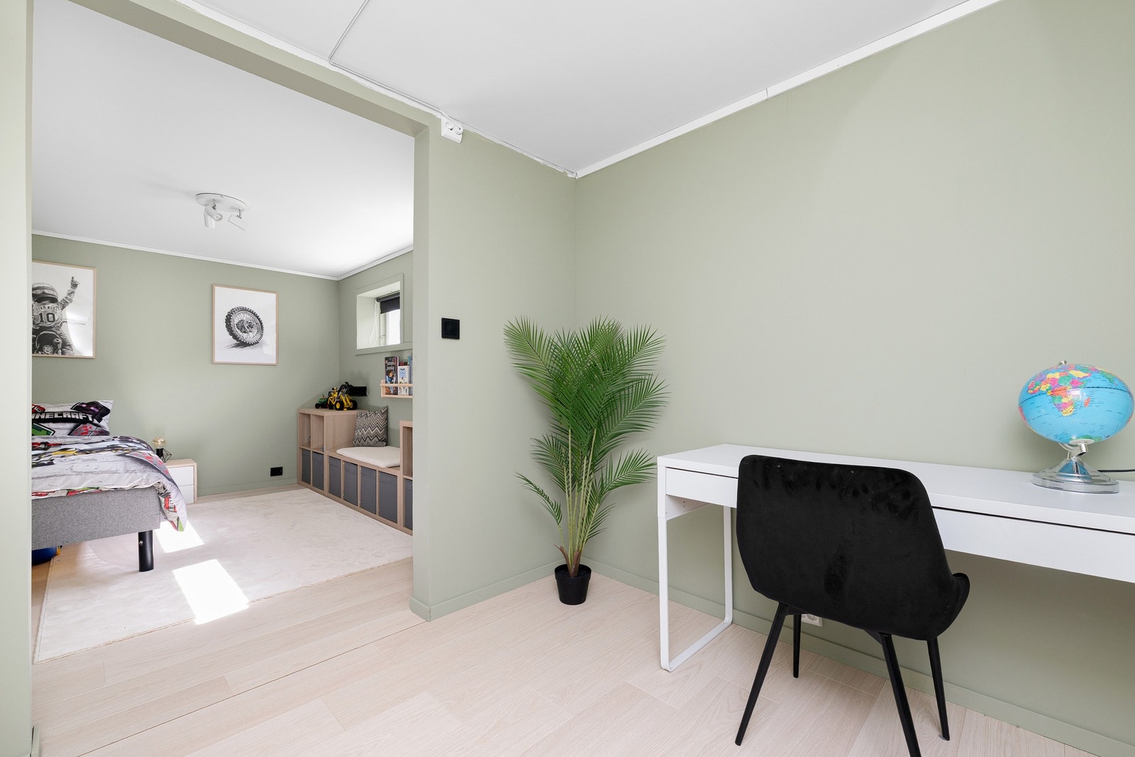 Pent rom i underetasjen med nye overflater, brukt som kontor og soverom. Rommene er ikke godkjent til varig opphold. Galleribilde