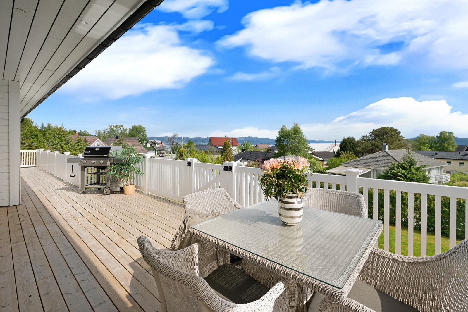 Verandaen er på 78 kvm med herlig utsikt og god plass til flere sittegrupper og soner. Galleribilde