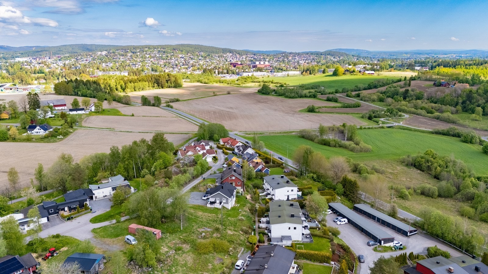 Rekkehuset ligger i et populært og barnevennlig boligområde på Sørli i Lørenskog kommune, med gangavstand til alle servicefunksjoner, store kjøpesenter og kulturhus, samt kollektivtilbud med god forbindelse til Oslo S. Galleribilde