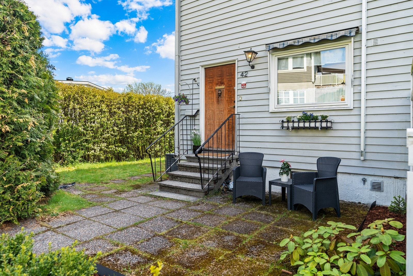 Boligen har adkomst via trapp fra steinbelagt uteplass. Her ute er det plass til å sette utemøbler, samt dekorere med blomsterpotter etc. Galleribilde