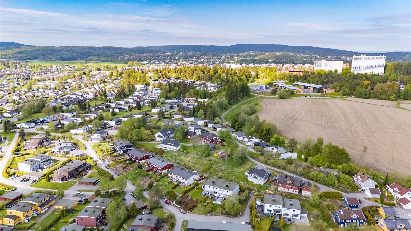 Videre er det nærhet til skoler, barnehager og fine turveier. Galleribilde