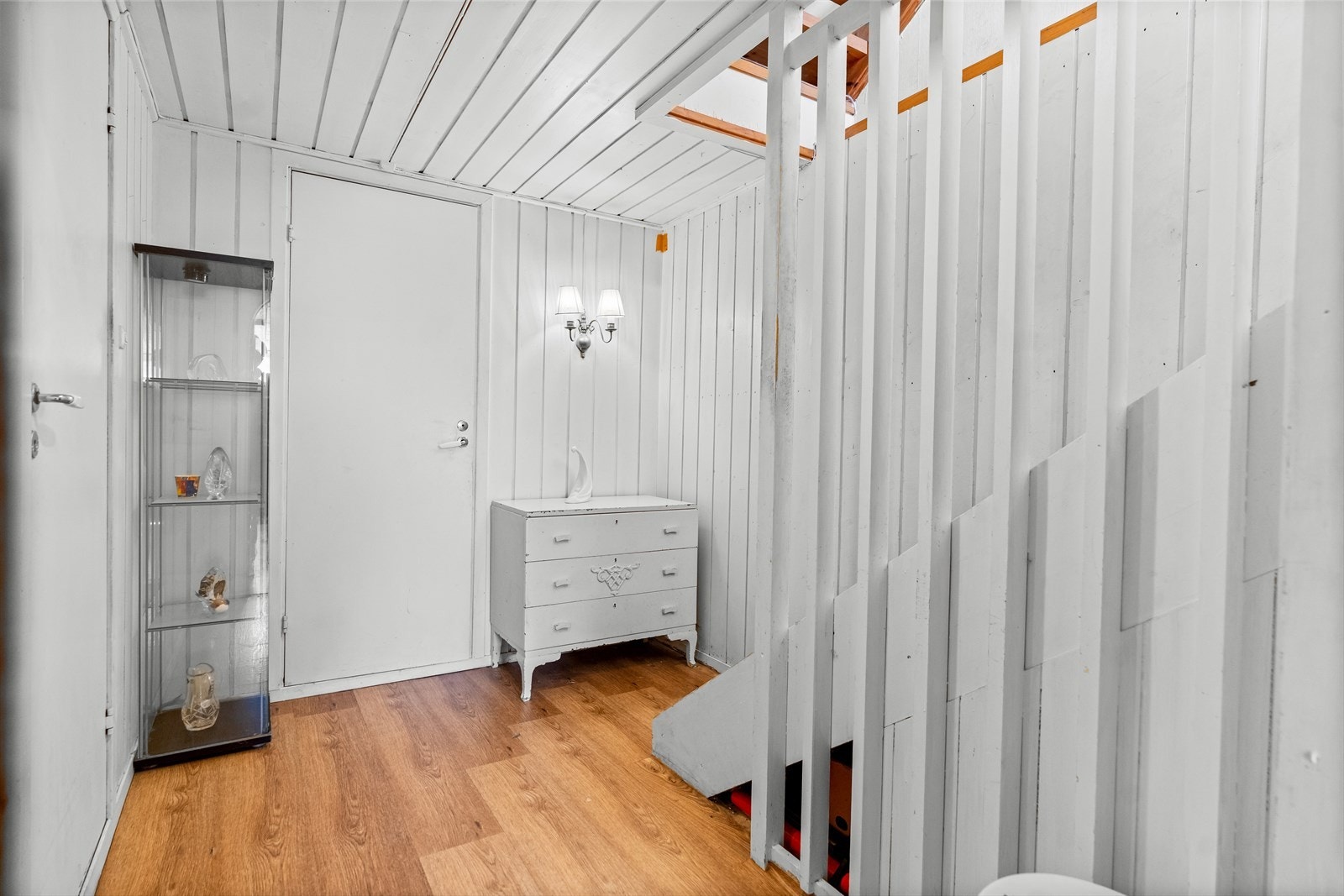 Kjelleren har en gang, med åpning inn til et innredet rom, samt tilgang til et vaskerom. Galleribilde