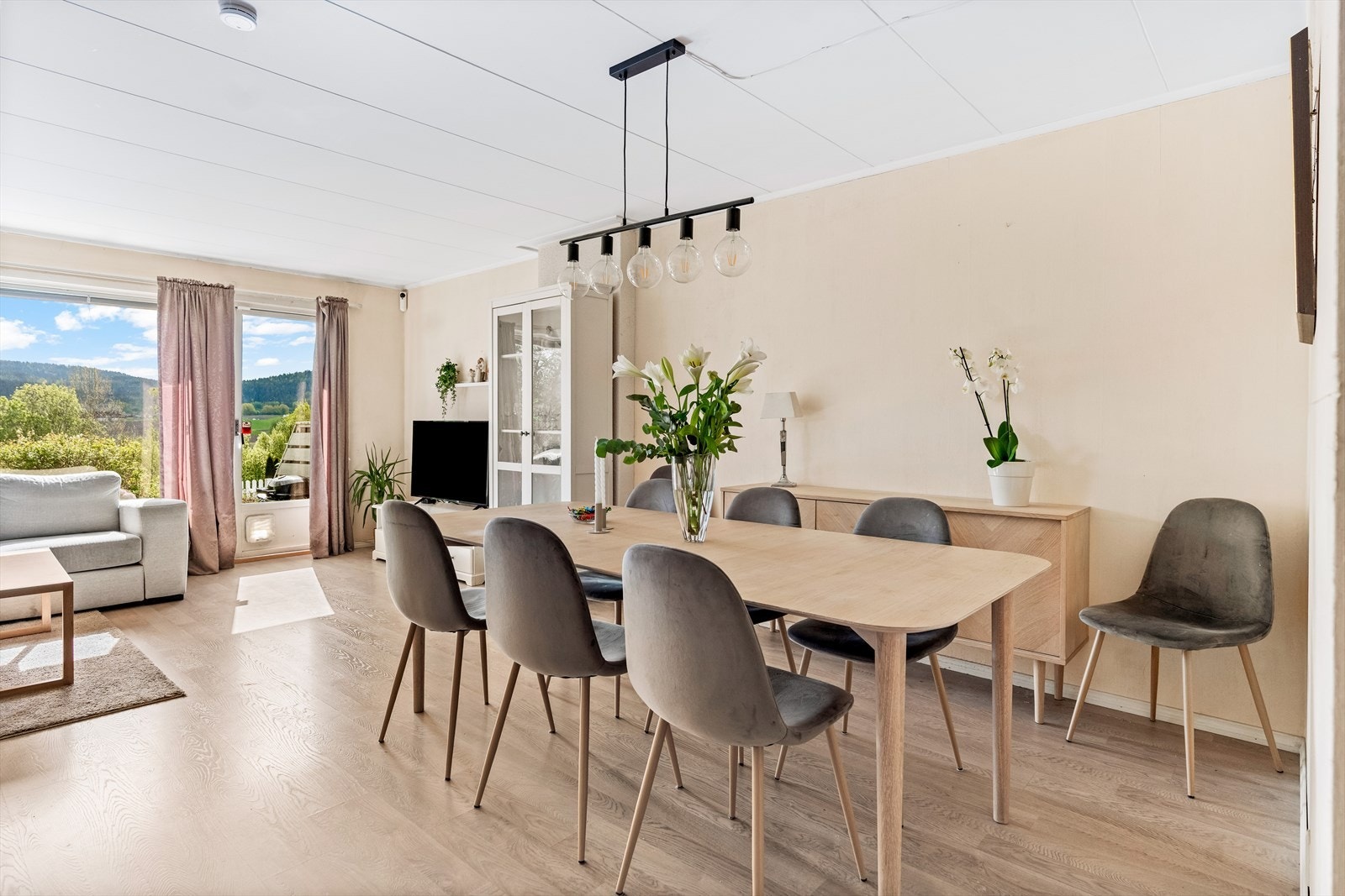 Rommet har mange innredningsmuligheter, og har god plass til sofa, tv-møbel og spisegruppe. Galleribilde