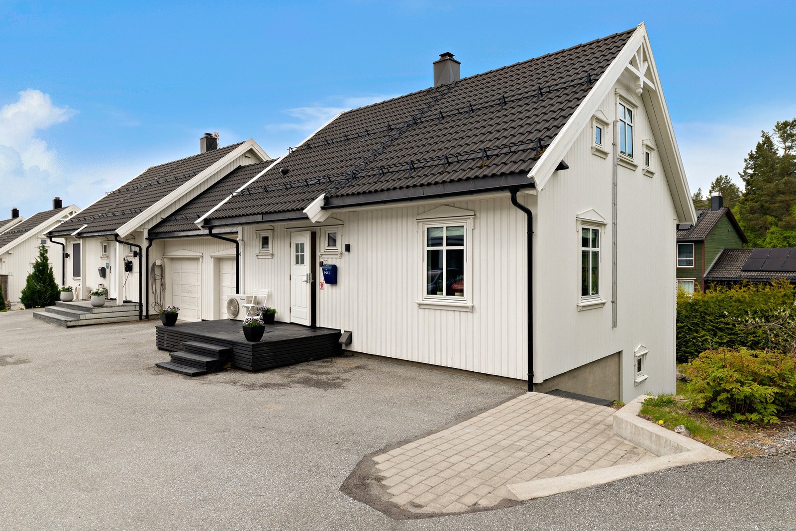 Eiendommen ligger i et hyggelig boligtun. Galleribilde