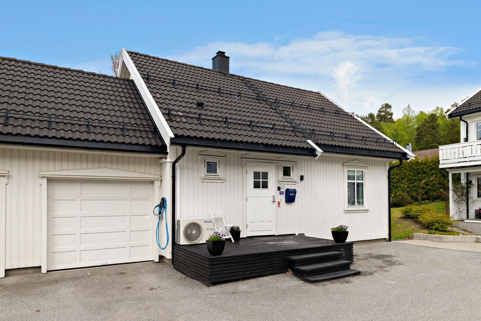 Boligen har garasje og mulighet for biloppstilling på asfaltert gårdsplass. Galleribilde