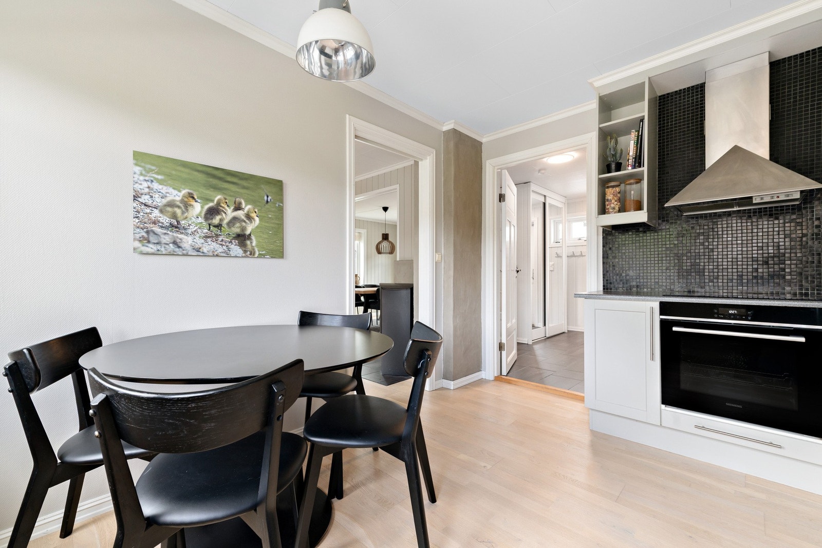 På kjøkkenet er det også plass til en mindre spisegruppe. Galleribilde
