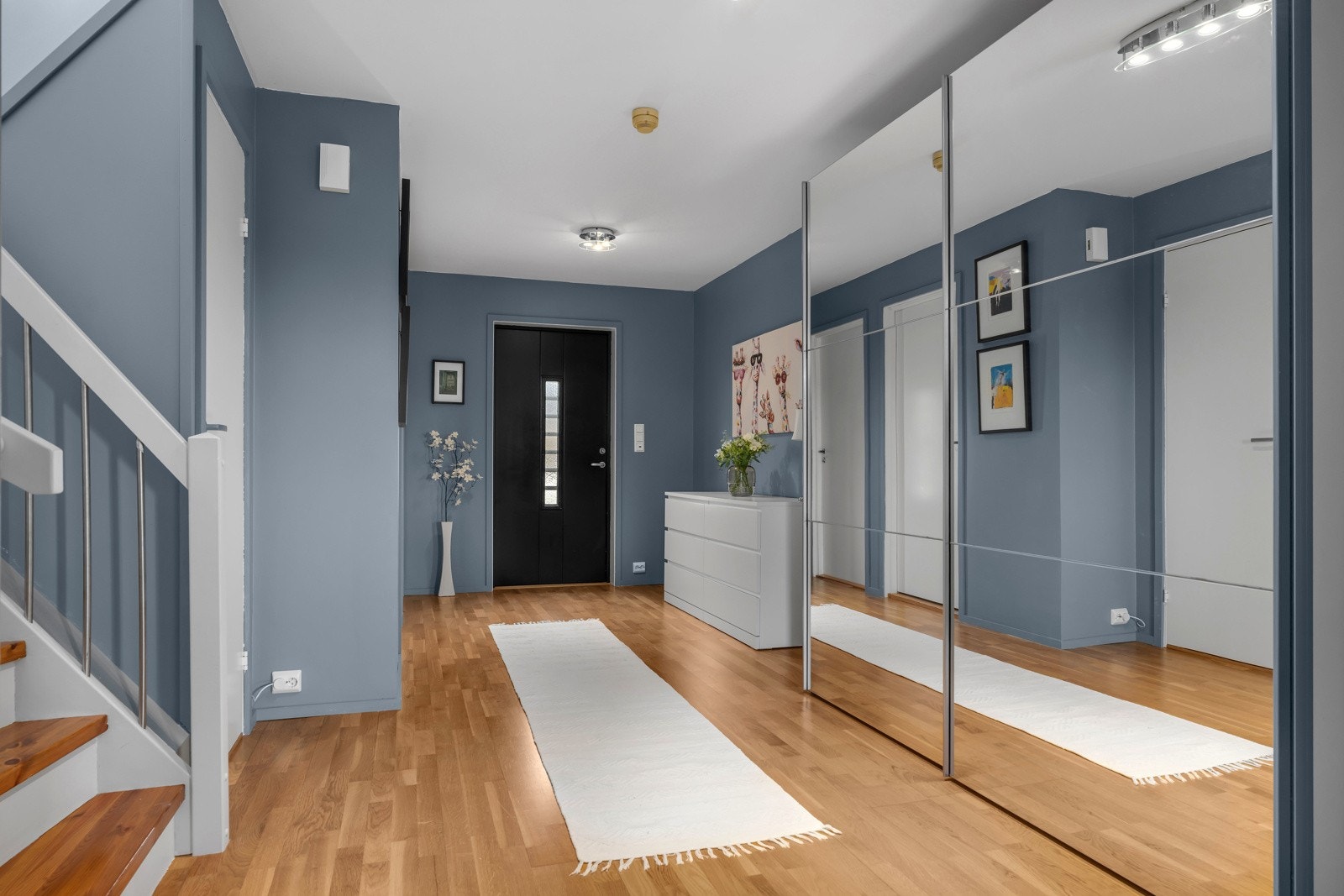 I inngangspartiet er det en stor skyvedørsgarderobe Galleribilde