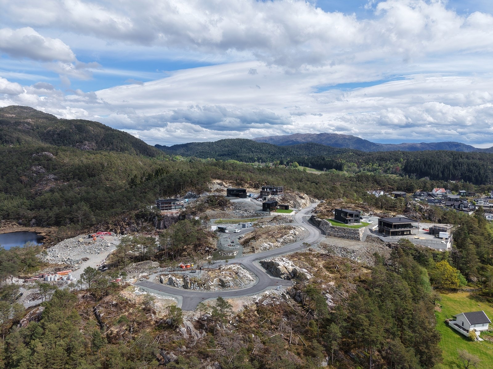 Velg mellom flotte tomter med gode solforhold og flott utsikt! Galleribilde