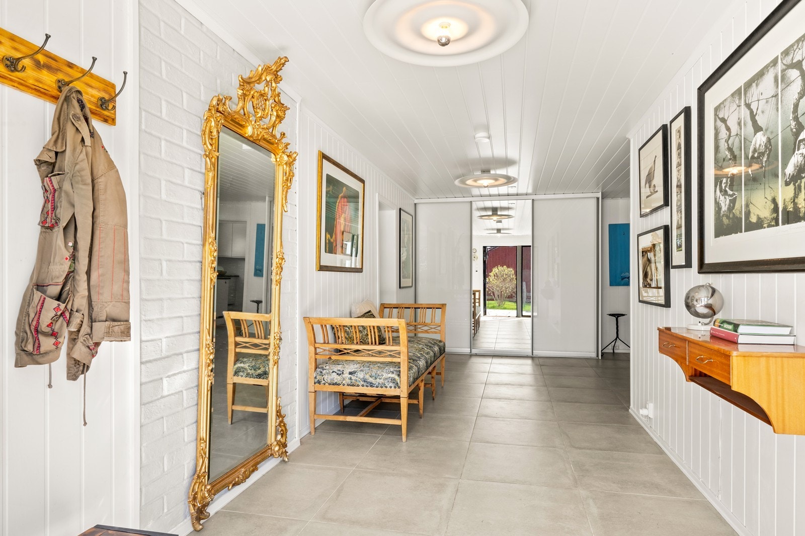 Romslig entre med skyvedørsgarderobe Galleribilde